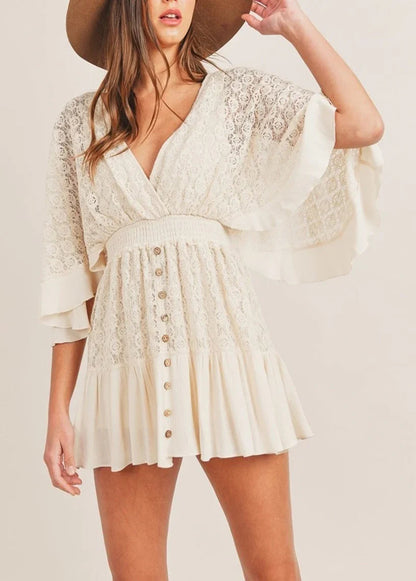 Bohemia Lace Jurkje – Witte Kanten Zomerjurk met Wijde Mouwen & Knoopsluiting